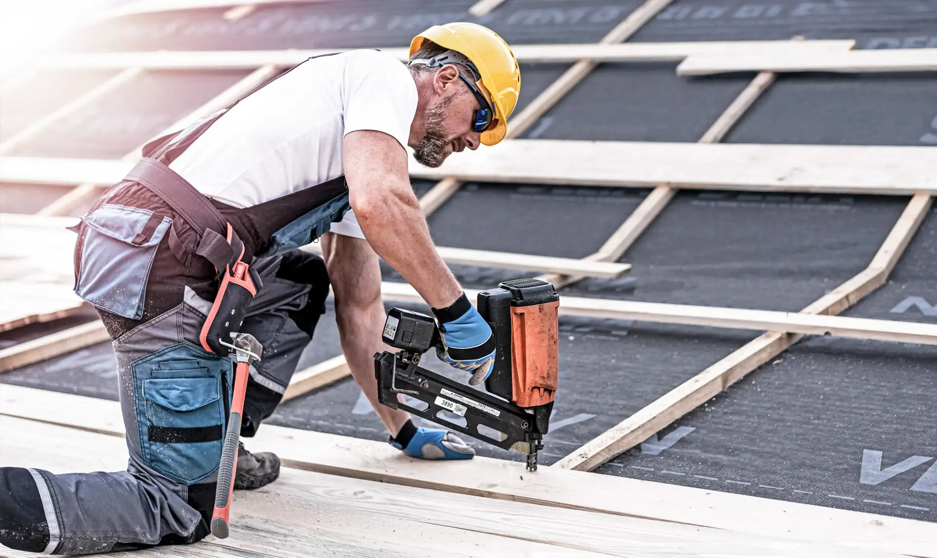 Dachdecker bei der Befestigung einer Dachlattung – offene Stelle in Hannover