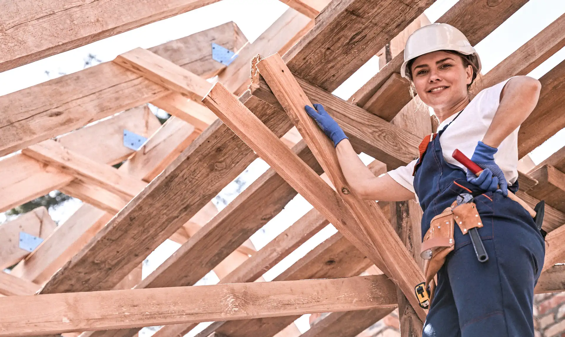 Auszubildende bei Zimmererarbeiten am Dachstuhl – Ausbildung zum Dachdecker in Hannover