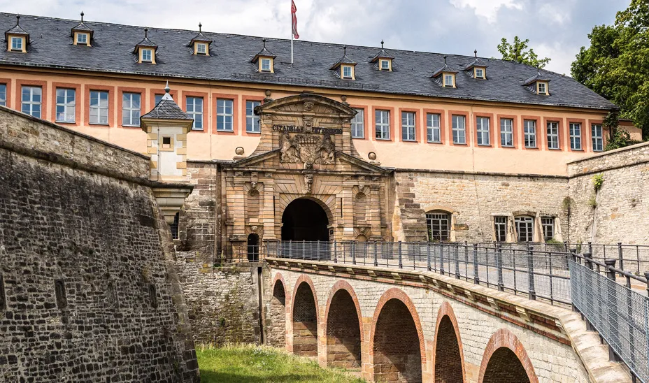 Historisches Kasernengebäude mit Schieferdach und Sandsteinfassade