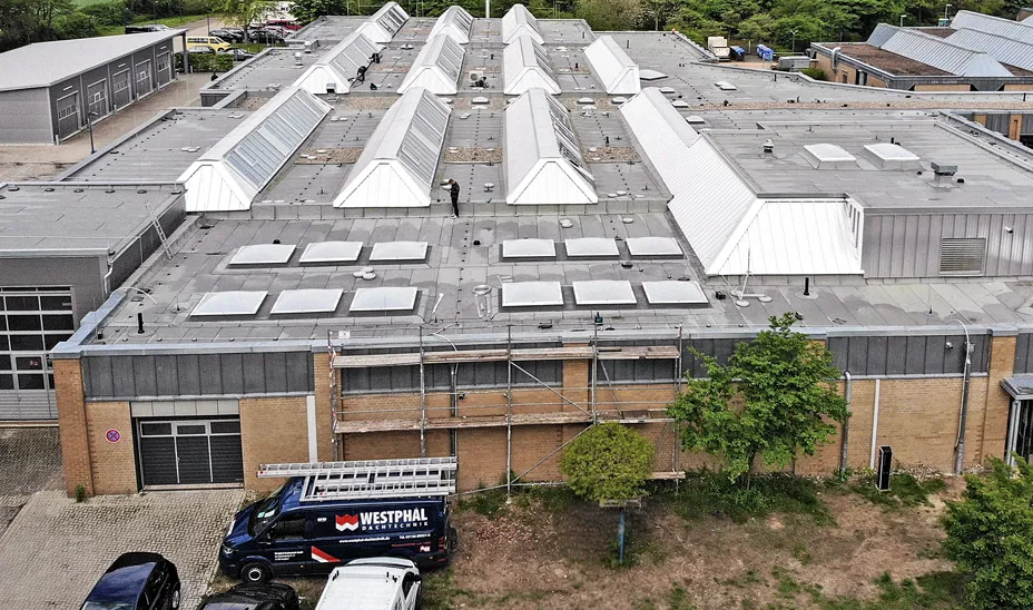 Flachdachsanierung einer Gewerbehalle durch Westphal Dachtechnik