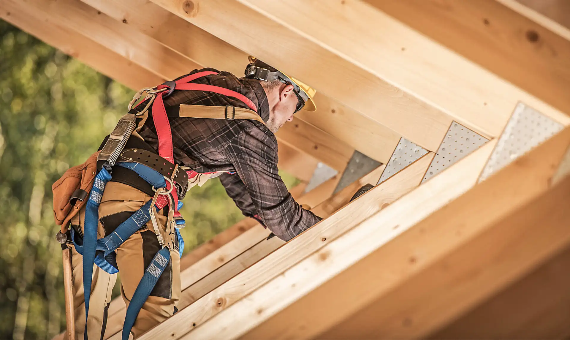 Dachdecker mit Absturzsicherung bei Arbeiten am Dachstuhl – offene Stelle in Hannover